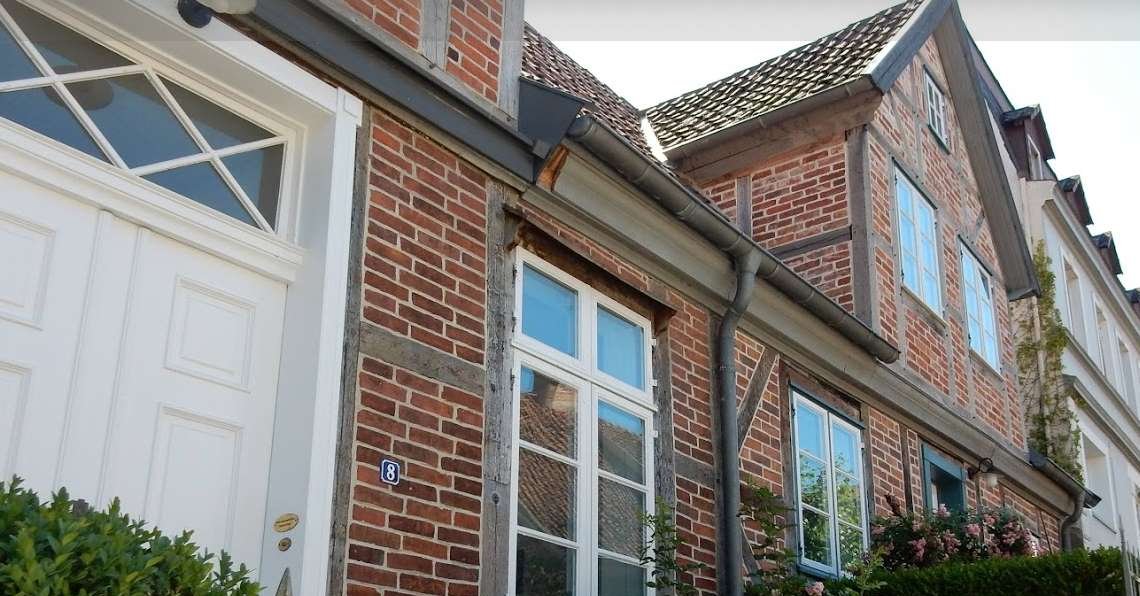 Historische Häuserzeile in einer deutschen Altstadt